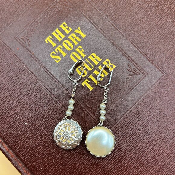 Vintage 1970s Sarah Coventry Clip-On Earrings with Flat Faux Pearls - Picture 5 of 8